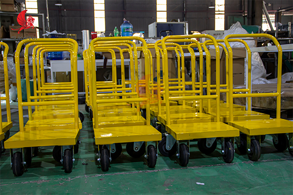 Xe đẩy hàng 4 bánh sơn tĩnh điện được xếp gọn gàng trước khi giao cho khách hàng – thể hiện quy trình sản xuất chuyên nghiệp.